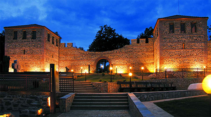 Nachtansicht der Festung Tsari Mali Grad