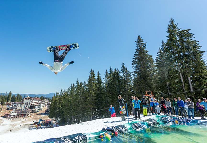Snowboarder macht einen Wassersprung