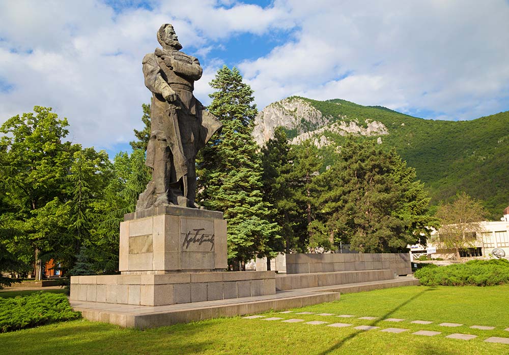 Denkmal für Hristo Botev auf einem Sockel.
