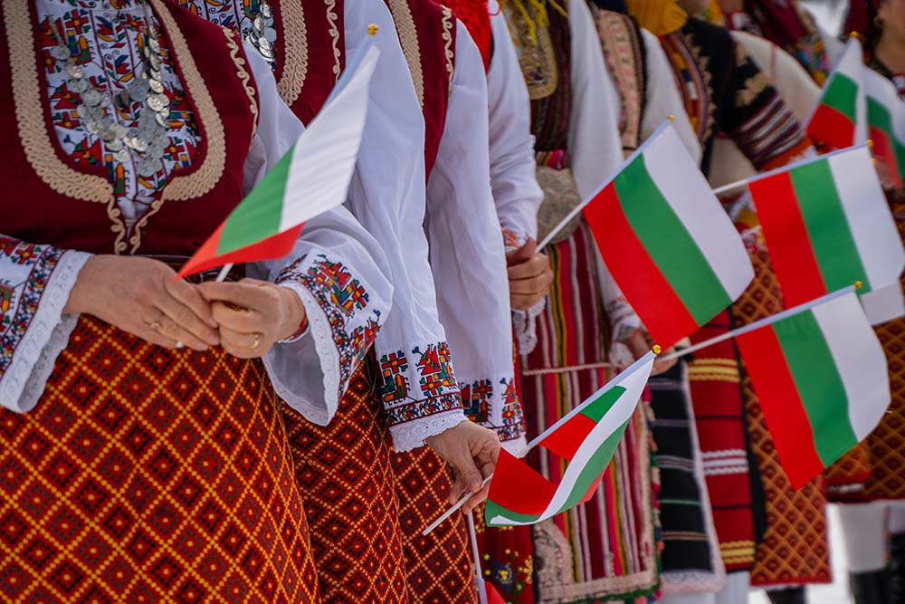 Frauen halten bulgarische Flaggen in ihren Händen.