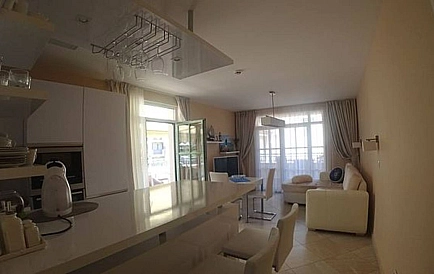 ID 8907 Wohnung mit drei Schlafzimmern in Flores Garden Foto 2