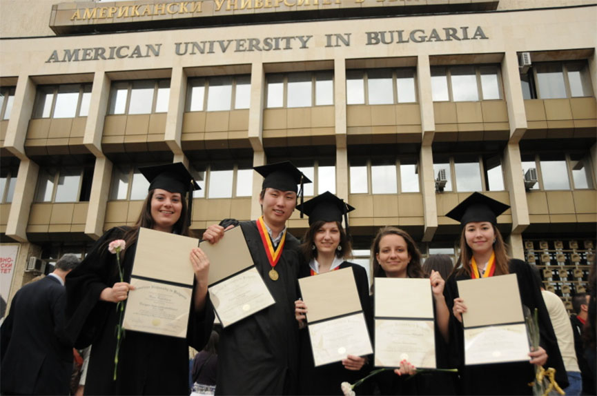 Fröhliche Hochschulabsolventen zeigen ihre Diplome
