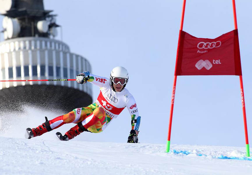 Ein Skifahrer fährt mit hoher Geschwindigkeit eine Freeride-Piste hinunter