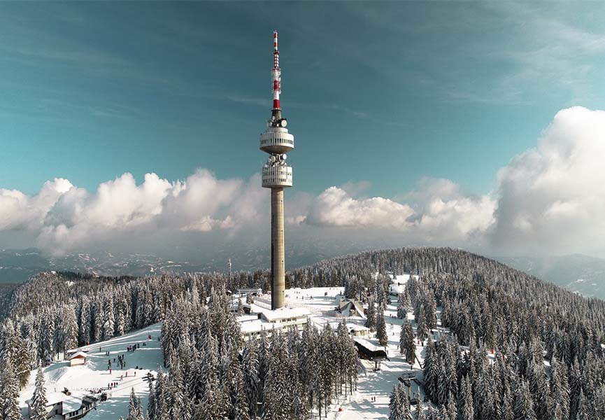 Turm auf dem Berg Snezhanka, Blick aus der Ferne