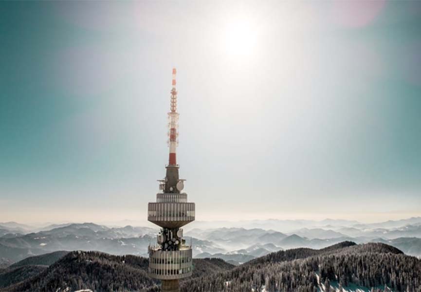 Die Spitze des Turms an der Spitze des Skigebiets Pamporovo