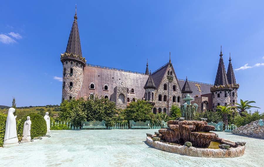 Schloss in Ravadinovo in Bulgarien