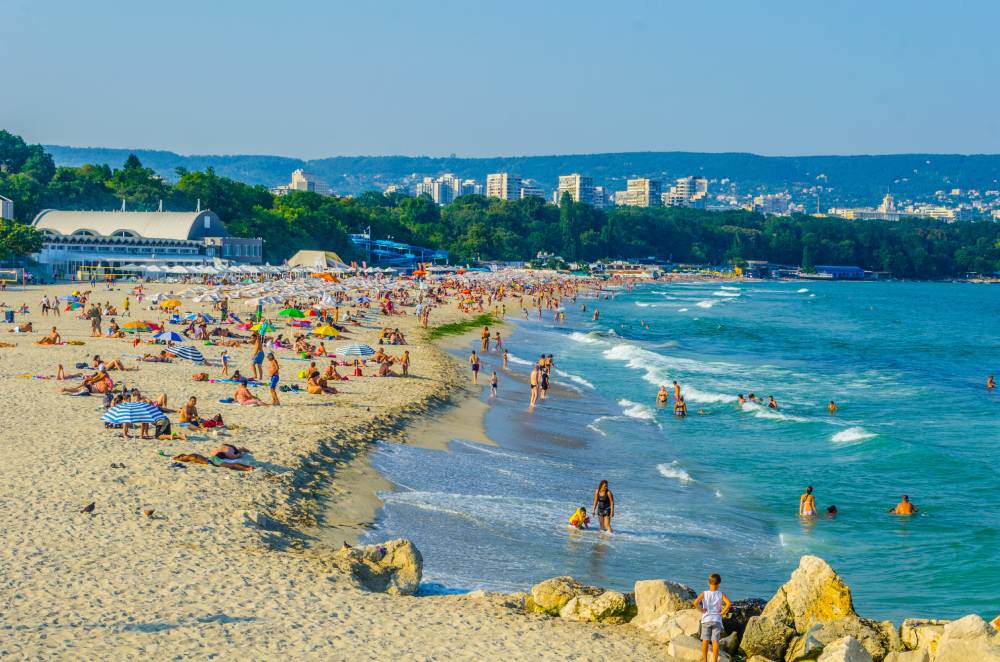 Menschen entspannen an einem Sandstrand des Schwarzen Meeres in Bulgarien
