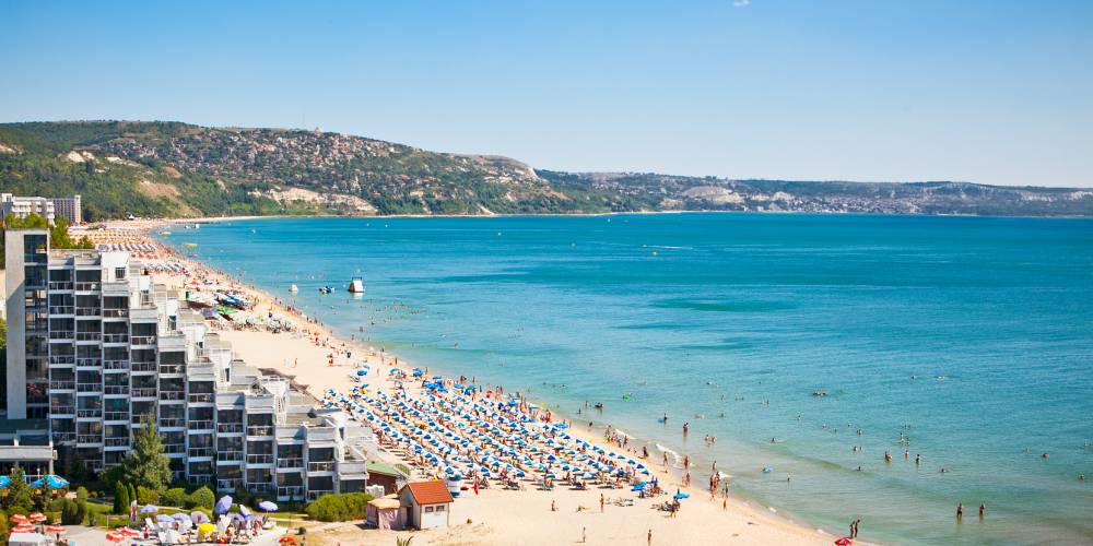 Warmes Schwarzes Meer an einem Sandstrand in Bulgarien