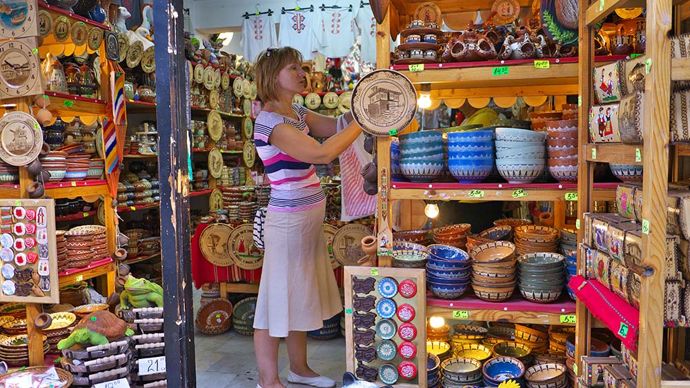 Eine junge Frau wählt Souvenirs in Nessebar aus.