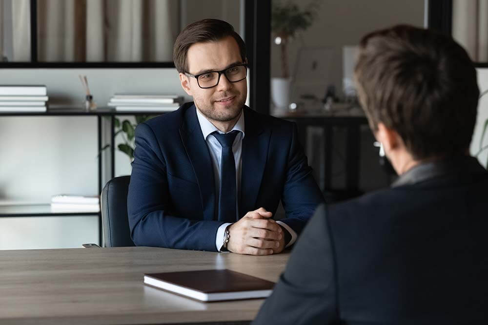 Professioneller Immobilienberater unterstützt tschechischen Kunden bei Investitionen in Bulgarien