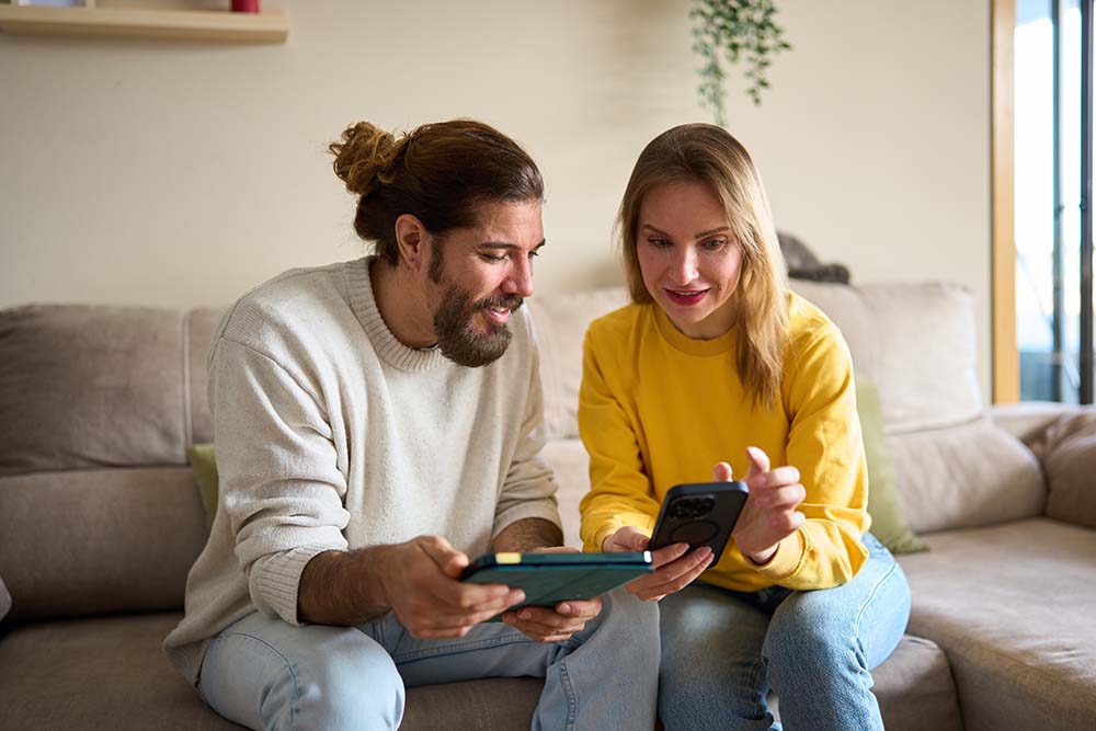 Vergleich der Lebenshaltungskosten zwischen Bulgarien und Finnland Paar vergleicht bequem die Lebenshaltungskosten zwischen Bulgarien und Finnland mithilfe eines Tablets zur Analyse des Familienbudgets