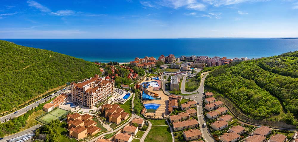 Bulgarische Küstenstandorte für finnische Investoren Panoramablick auf die Entwicklung des bulgarischen Küstenresorts, der finnischen Immobilienkäufern erstklassige Investitionsstandorte präsentiert
