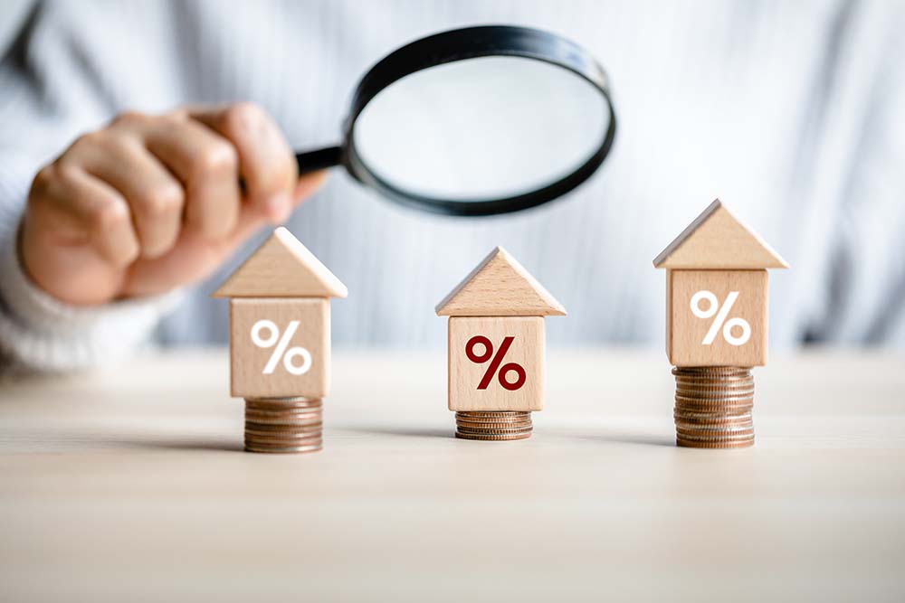 Analyse von Mietinvestitionsstrategien für Finnen Finnin recherchiert sorgfältig die Vor- und Nachteile von Langzeit- und Kurzzeitmietstrategien für ihre Immobilie