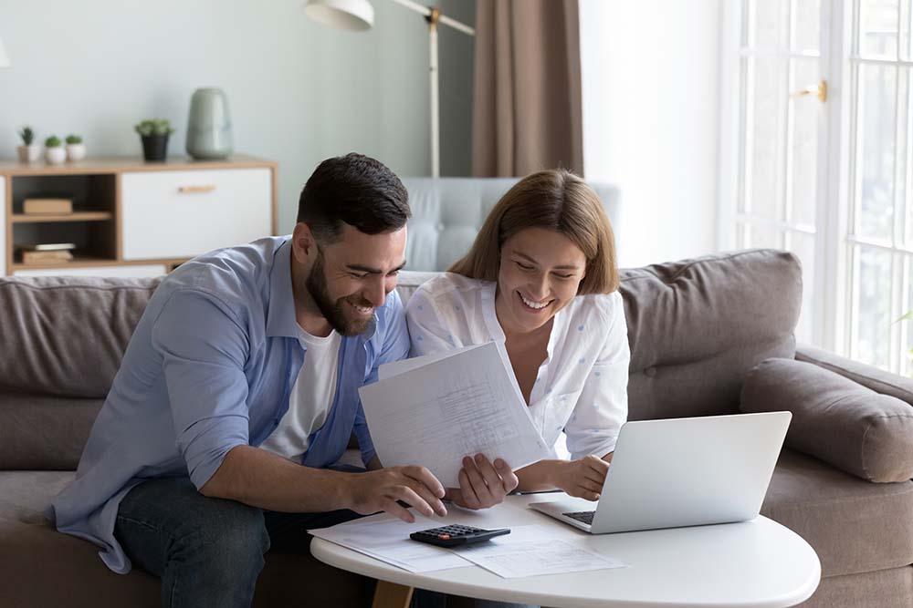 Gemeinsam die jährlichen Kosten für den Immobilienbesitz planen Paar überprüft die obligatorischen jährlichen Zahlungen des Immobilieneigentümers und plant Budgetanpassungen zu Hause