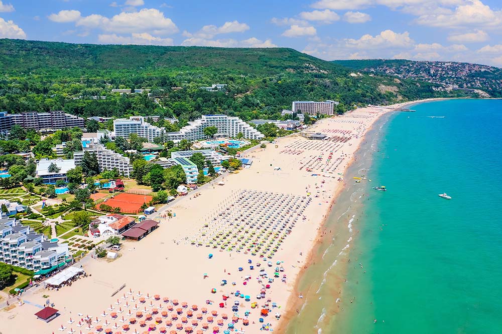 Bulgarische Küstenimmobilien für finnische Investoren Panoramablick auf bulgarischen Küstenort mit Strandhotels und Immobilien, die für finnische Käufer attraktiv sind