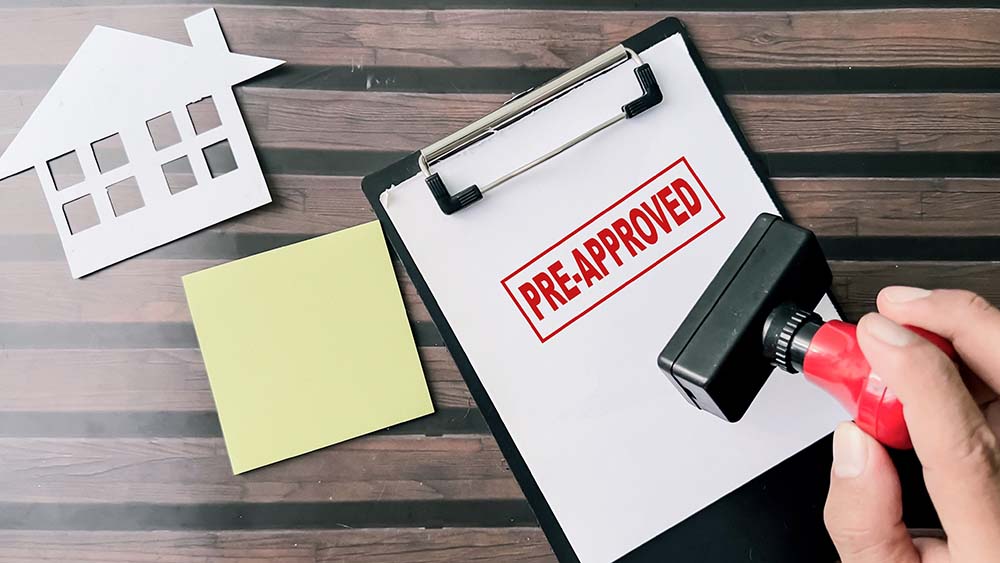 Bulgarischer Makler verhindert Rechtsrisiken beim Immobilienkauf Bulgarischer Immobilienmakler erteilt irischem Immobilienkäufer nach gründlicher Prüfung aller Unterlagen eine Vorabgenehmigung, um rechtliche Risiken beim Kauf zu vermeiden