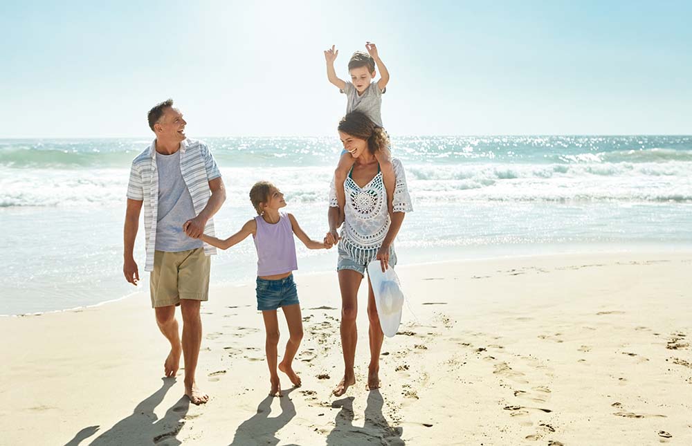 Irische Familie genießt die Vorteile des bulgarischen Immobilienbesitzes Glückliche irische Familie mit Kindern genießt im Urlaub erfolgreiche Immobilieninvestitionen an einem wunderschönen bulgarischen Strand
