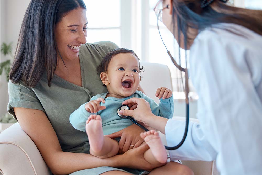 Irische Bürger erhalten in Bulgarien Gesundheitsdienste im Rahmen von ENIS Eine irische Mutter und ihr Kind erhalten professionelle medizinische Beratung von einem bulgarischen Gesundheitshelfer, der die ENIS-Versicherung für grundlegende Gesundheitsdienste nutzt.