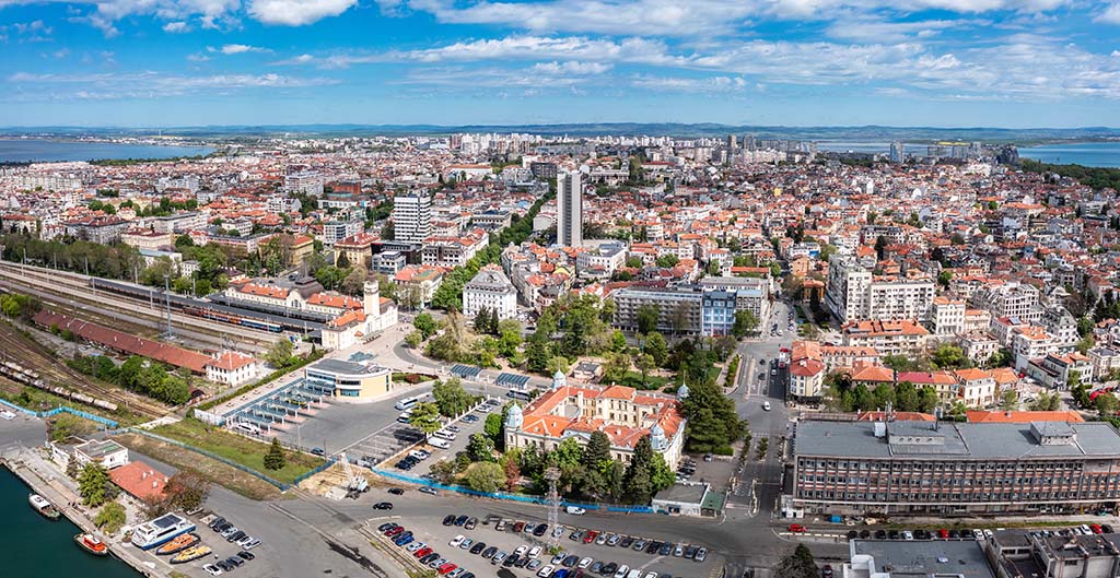 Luftaufnahme einer malerischen Küstenstadt in Bulgarien mit Hafen und weißen Häusern, ideal für Urlaub und Investitionen