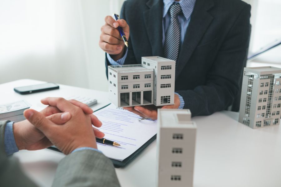 Mann wählt zwischen Hausmodellen und vergleicht Ratenzahlung vom Bauträger mit Sekundärmarktkäufen in Bulgarien.