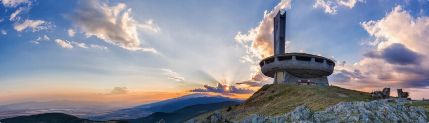 Das Busludscha-Denkmal bei Sonnenuntergang