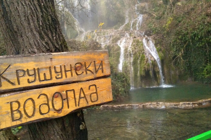 Wegweiser in der Nähe des Krushuna-Wasserfalls