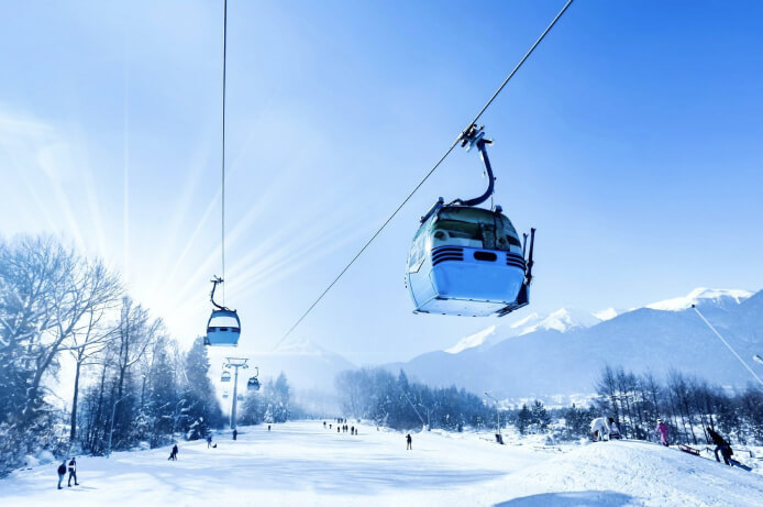 Bansko. Seilbahn entlang der Skipiste