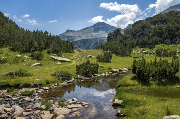 Klare Gebirgsflüsse und -bäche